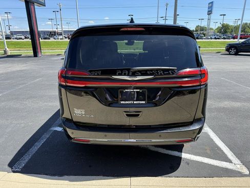 Used 2024 Chrysler Pacifica Touring-L FWD image 3