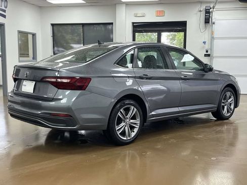 Used 2024 Volkswagen Jetta SE FWD image 5
