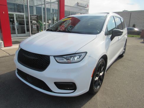 Used 2025 Chrysler Pacifica Limited FWD image 2