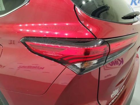 Used 2023 Toyota Highlander XLE FWD image 9
