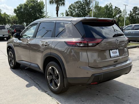 Used 2025 Nissan Rogue SV w/ SV Premium Package image 7