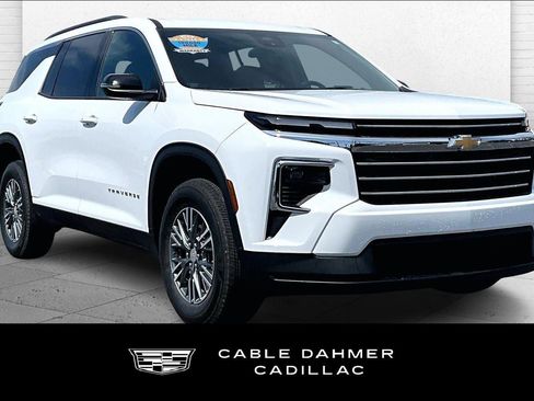 Used 2025 Chevrolet Traverse LT image 1