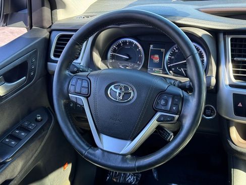 Used 2017 Toyota Highlander Limited image 21