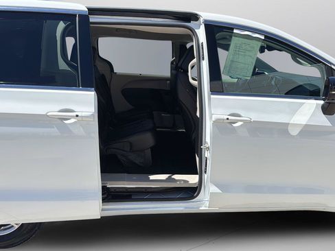 Used 2024 Chrysler Pacifica Touring-L FWD image 26