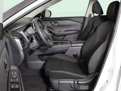 Used 2025 Nissan Rogue S FWD image 9