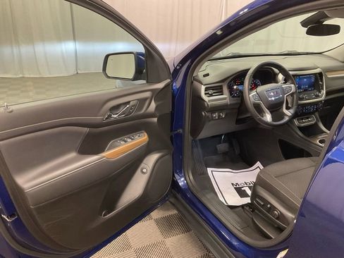 Used 2023 GMC Acadia SLE w/ Driver Convenience Package image 4