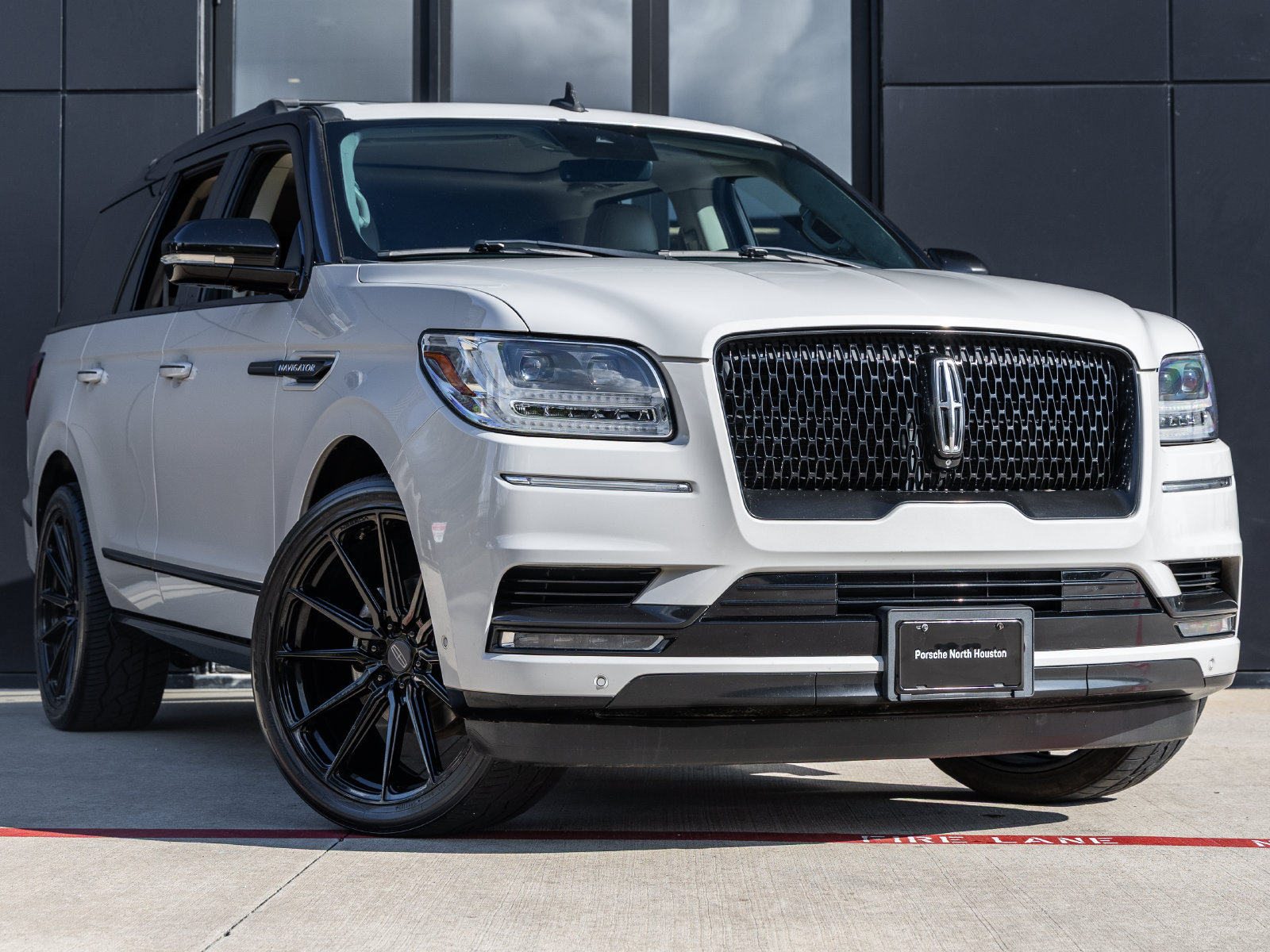 Used 2021 Lincoln Navigator Reserve w/ Luxury Package RWD image 2