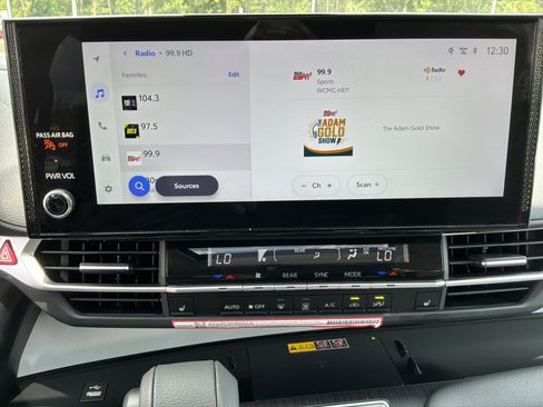 Used 2026 Toyota Sienna XLE FWD image 23