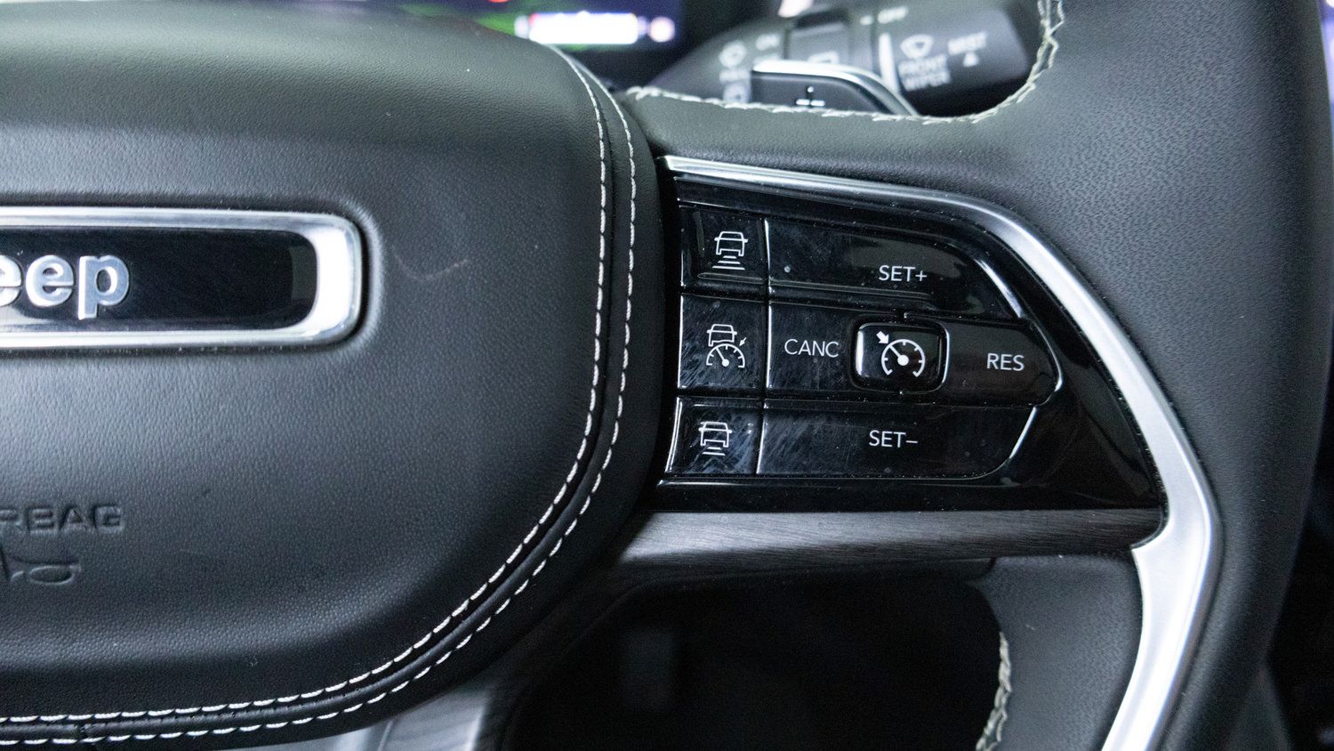 Used 2023 Jeep Grand Cherokee Overland AWD/4WD image 20