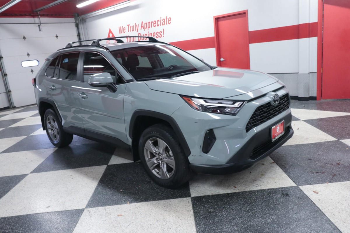 Used 2022 Toyota RAV4 XLE w/ Convenience Package FWD image 3