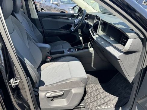Used 2026 Volkswagen Tiguan SE AWD/4WD image 30