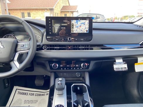 New 2025 Mitsubishi Outlander AWD image 27