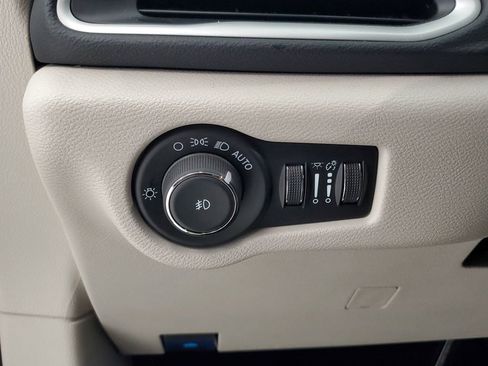 Used 2024 Chrysler Pacifica Touring-L FWD image 13