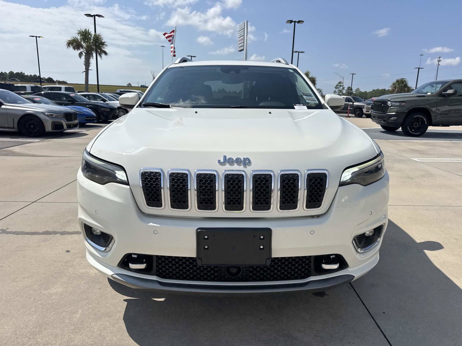 Used 2019 Jeep Cherokee Overland w/ Technology Group AWD/4WD image 2