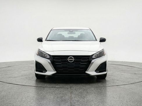 Used 2025 Nissan Altima 2.5 SV FWD image 2