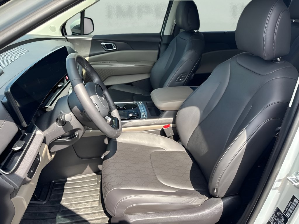 Used 2025 Kia Carnival SX FWD image 9