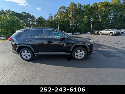 Used 2019 Toyota RAV4 XLE w/ Convenience Package FWD image 4