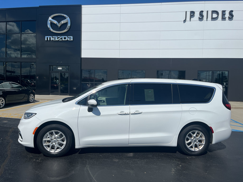 Used 2023 Chrysler Pacifica Touring-L FWD image 2