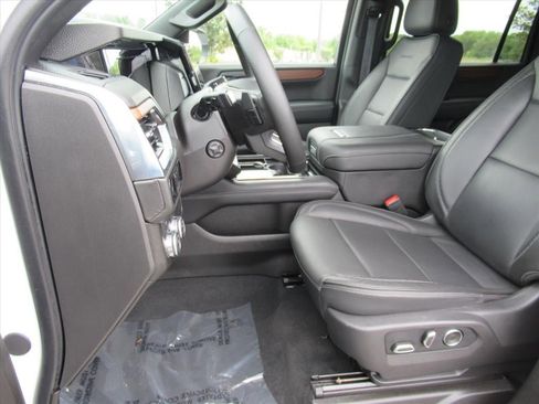 Used 2025 GMC Yukon XL Denali AWD/4WD image 16