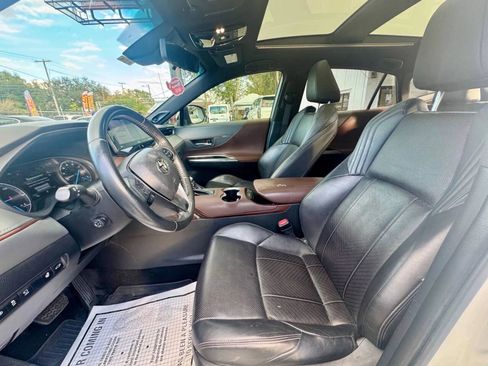 Used 2021 Toyota Venza Limited w/ Advanced Technology Package image 22