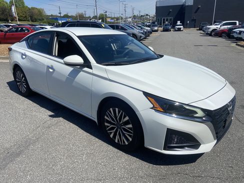 Certified 2023 Nissan Altima 2.5 SV image 3