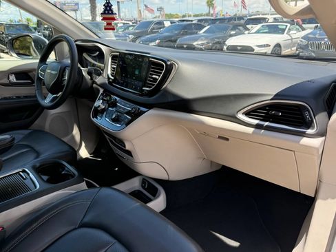 Used 2023 Chrysler Pacifica Touring-L FWD image 13