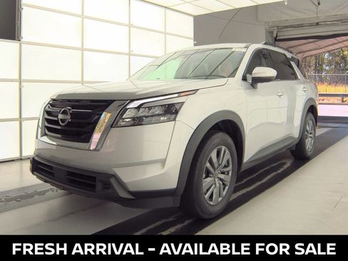 Used 2025 Nissan Pathfinder SV image 3