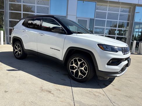Used 2025 Jeep Compass Limited AWD/4WD image 2