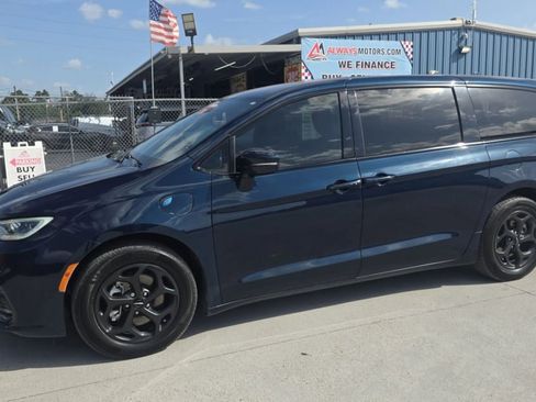 Used 2022 Chrysler Pacifica Touring-L w/ S Appearance Package FWD image 1