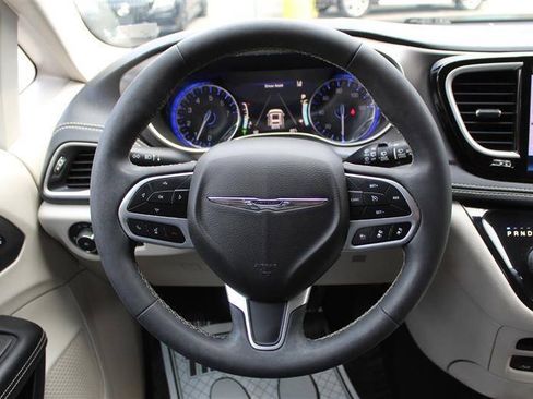 Used 2022 Chrysler Pacifica Touring-L w/ Uconnect Theater Family Group AWD/4WD image 14