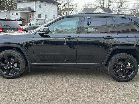 Used 2024 Jeep Grand Cherokee Altitude image 4