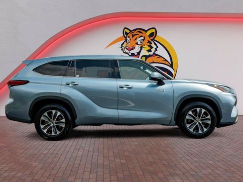 Used 2021 Toyota Highlander XLE FWD image 4