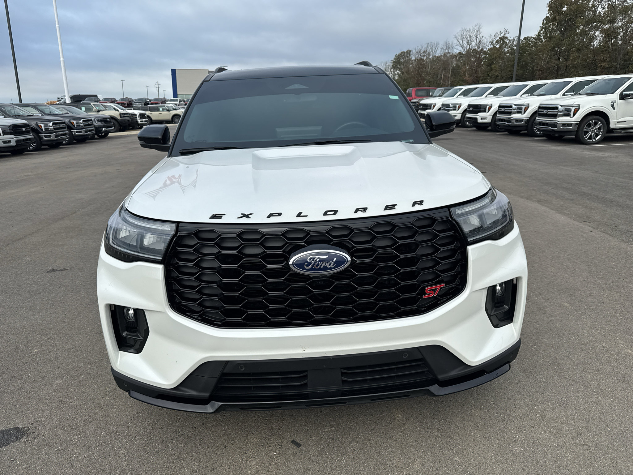 Used 2025 Ford Explorer ST AWD/4WD image 2