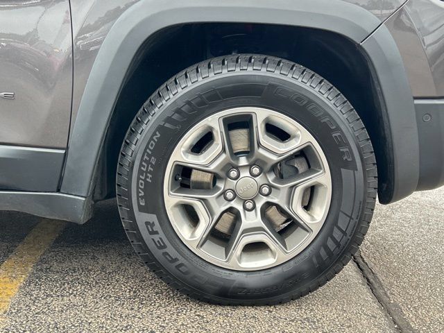 Used 2019 Jeep Cherokee Trailhawk AWD/4WD image 14