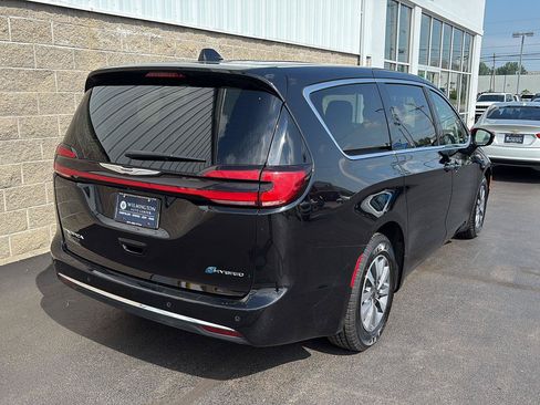 Used 2024 Chrysler Pacifica Limited FWD image 3