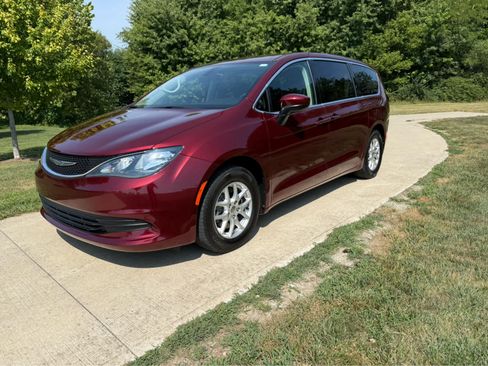 Used 2017 Chrysler Pacifica Touring FWD image 1