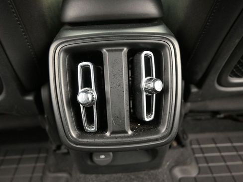 Used 2019 Volvo XC40 T5 R-Design image 16