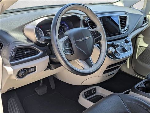 Used 2017 Chrysler Pacifica Limited FWD image 10
