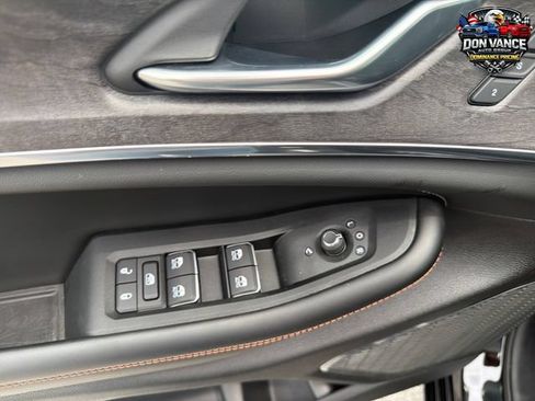 Used 2025 Jeep Grand Cherokee Overland w/ Luxury Tech Group IV AWD/4WD image 10