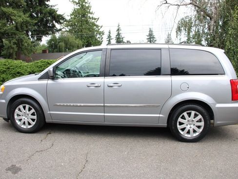 Used 2014 Chrysler Town & Country Touring FWD image 14