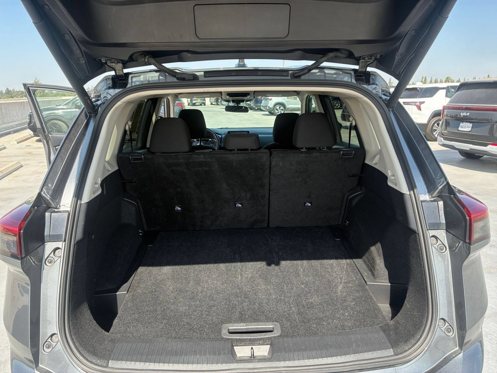 Used 2025 Nissan Rogue SV FWD image 32