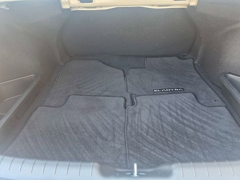 Used 2025 Hyundai Elantra SE w/ Cargo Package image 9