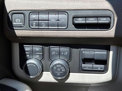 Used 2021 GMC Yukon XL Denali w/ Denali Premium Package AWD/4WD image 19