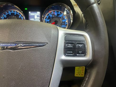 Used 2015 Chrysler Town & Country Touring-L image 12