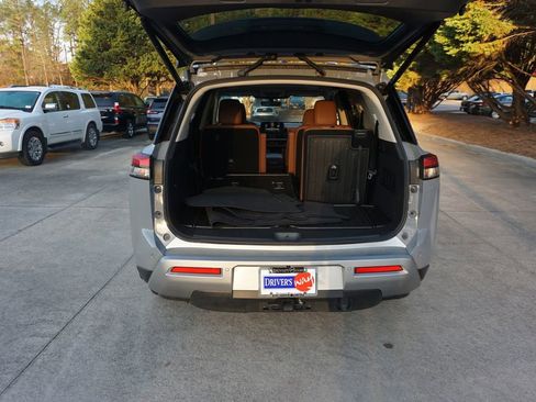 Used 2025 Nissan Pathfinder Platinum image 18