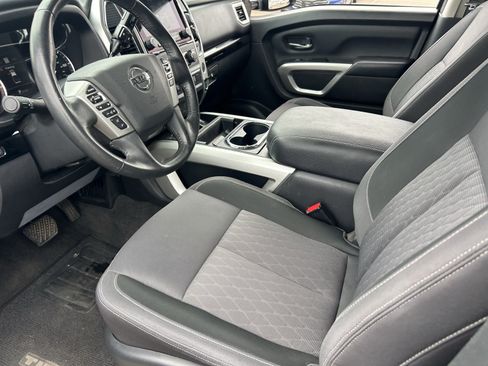 Used 2021 Nissan Titan SV w/ SV Convenience Package RWD image 9