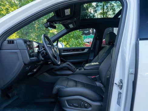 Certified 2025 Porsche Cayenne image 24