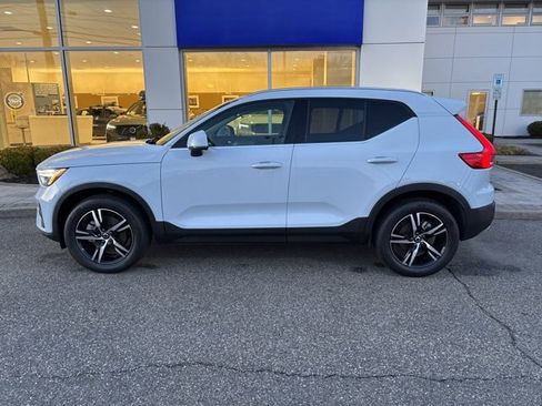Used 2025 Volvo XC40 B5 Core image 2