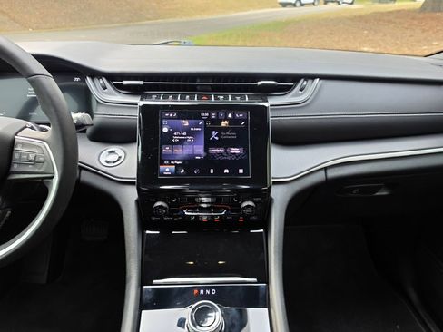 Used 2025 Jeep Grand Cherokee Laredo w/ Luxury Tech Group I RWD image 13