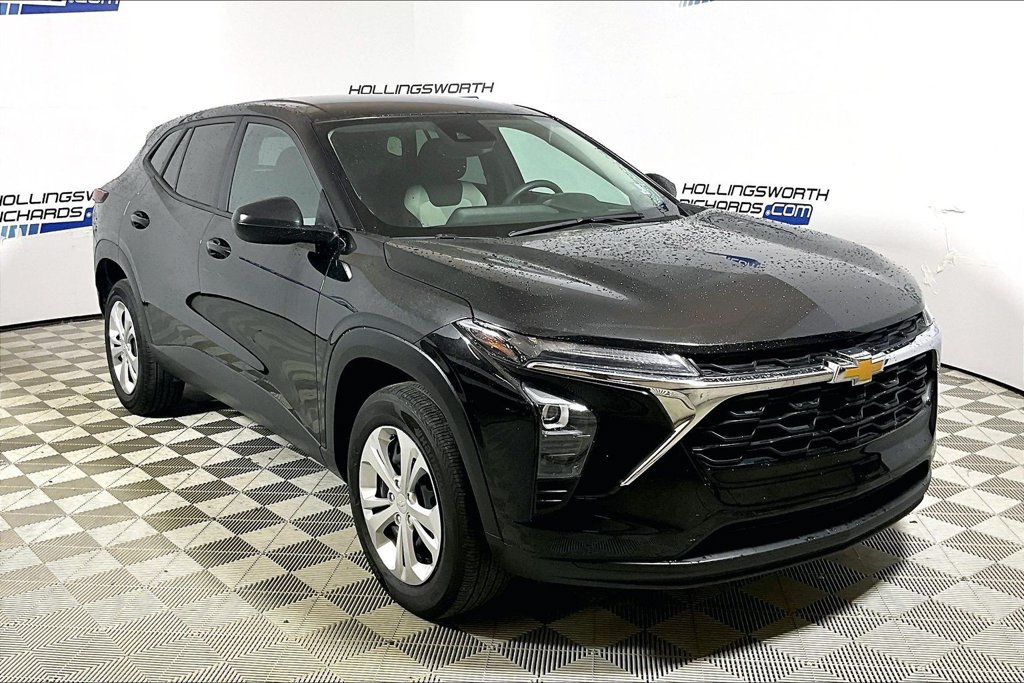 Used 2025 Chevrolet Trax LS FWD image 3
